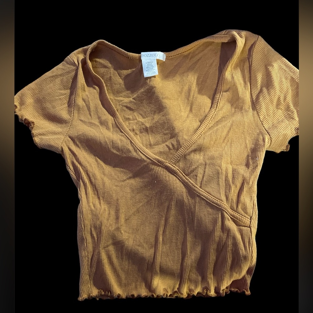 Cropped V-neck shirt